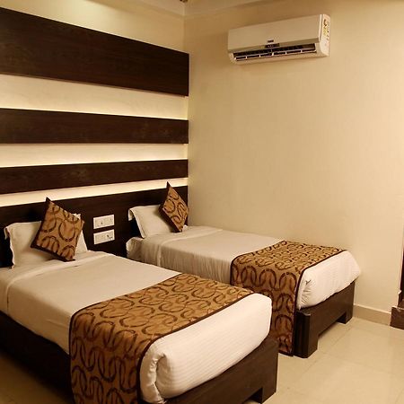 Oyo 905 Galaxy View Hotel Allāhābād Junction Eksteriør billede